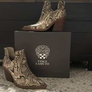 Snake skin Vince Camuto booties size 8